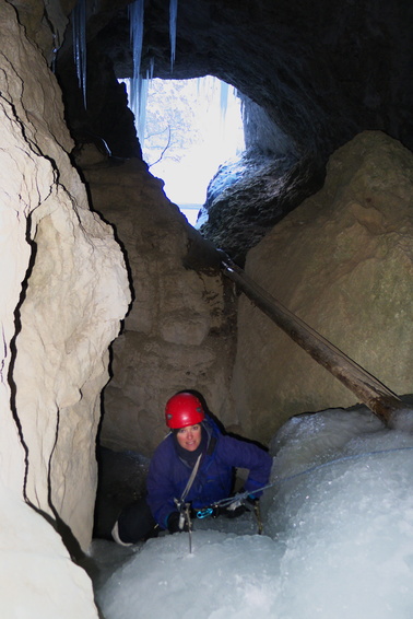 [20120214_093606_CascadeFuronCave.jpg]
Third step inside the cave (just a few meters).