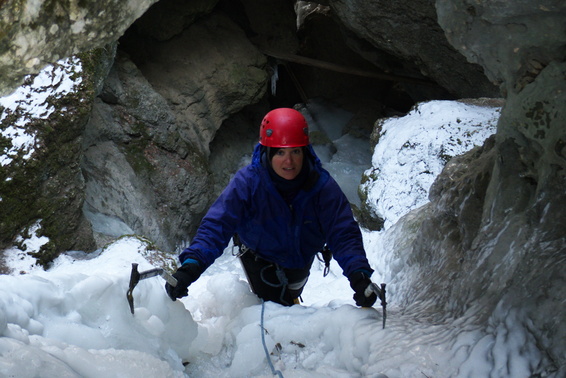 [20120214_100110_CascadeFuronCave.jpg]
Jenny at the end of the Furon cave icefall.
