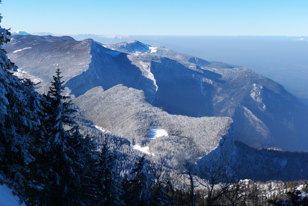 [20120218_100426_CoulmesHiver.jpg]
The Coulmes seen in winter from the Pierre Percée pass, a pass I usually take in mountain bike.