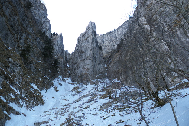 [20120225_121659_DrayeSeblou.jpg]
Going up the Draye de Seblou. Which branch ? I take the left one and stay stuck for 30 minutes at a delicate boulder move. In crampons.