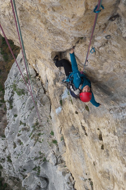 [20121118_141705_Choranche.jpg]
Heavily overhanging section on smooth crack and old pitons.