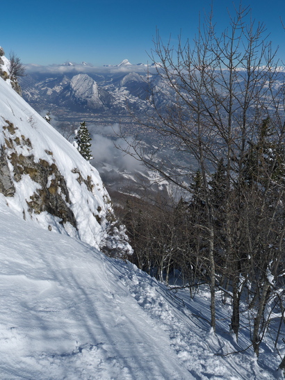 [20130216_123034_MoucherotteEast.jpg]
The Chartreuse visible from Chateau Bouvier, a passage down the east face of the Moucherotte.