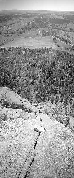 [BW_WaltBailey_VPano.jpg]
Vertical panorama (2 vertical pictures) of Max and Jenny on Walt Bailey Memorial, an excellent hand crack on Devil's Tower, Wyoming.
