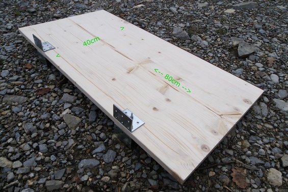 [20091108_105312_PeugeotPartner_.jpg]
One of the two support boards: 40x80cm, with 4 corners screwed on top.