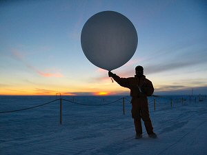 Launching the first weather balloon of the winterover in Concordia