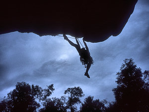 Struggling with the roof of Manic-Depressive (Bundaleer wall, Arapiles)