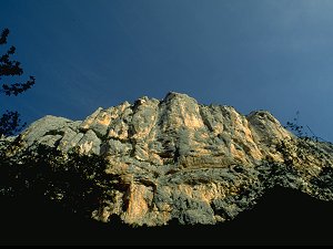 [Escales.jpg]
The Escalès is the main cliff of the Verdon. The two longest and best routes of the Verdon are visible here: the Demande as the long crack on the left, and the Ula on the right.