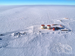 Concordia and the Dome C plateau seen from the air