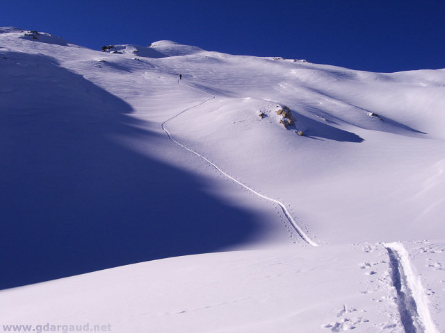 [20090125_123830_RocherBlanc.jpg]
Agostino tracing ahead in fresh snow near the summit of the Rocher Blanc.