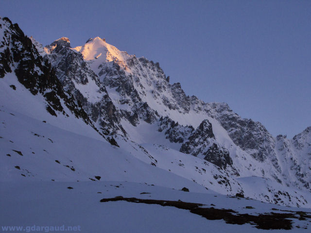 [20090423_202319_Agneaux.jpg]
Last sunlight on the summit of the Agneaux, seen from the Arsine hut