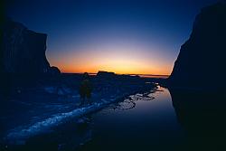 Ice004 - Winter sun between icebergs