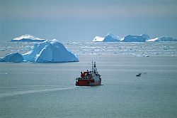 AstrolabeLeaving - Astrolabe and helicopter leaving Antarctica, Antarctique