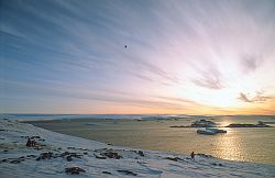 DdU_Kite - Playing with a kite in autumn, Antarctica