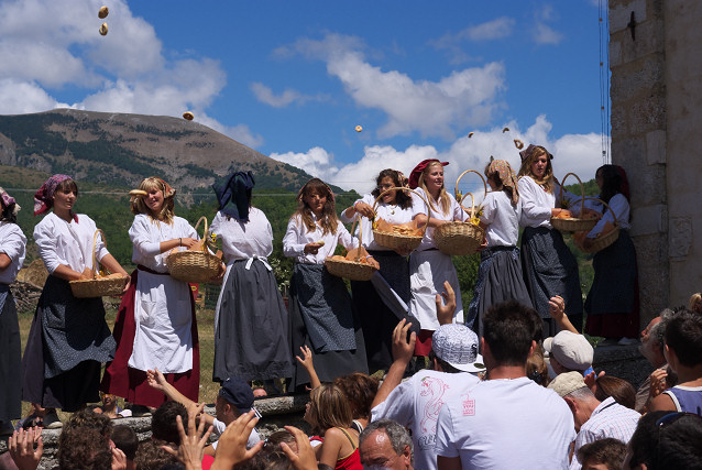 [20090805_124801_Ciambelette_.jpg]
Young girls throwing donuts to the public. Yet one more fertility ritual dating to a neolithic past ? The village takes it name from the Vacunea goddess.