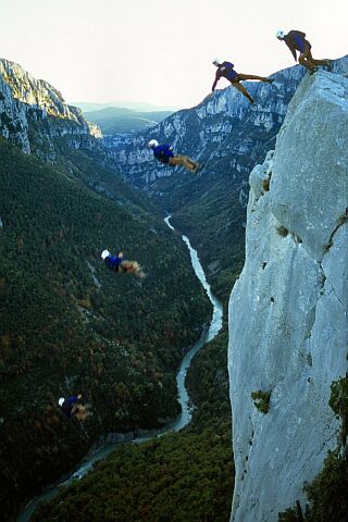[BaseSeqC.jpg]
This sequence of base jumping in the Verdon could have benefited from some dynamic range extension as well as the sky is pretty much burned