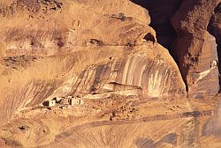 CanyonDeChellyFromTop - Anasazie ruins in Canyon de Chelly, Arizona