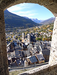 20061024-161023-BrianconWindow - Briançon and the Collegiale church as seen through one of the windows of the fortifications.
[ Click to go to the page where that image comes from ]