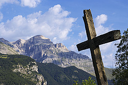 20070701_082238_MereEglise - A wooden cross before the Obiou, Devoluy.
[ Click to download the free wallpaper version of this image ]