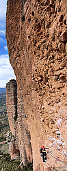 20071029-124746_RiglosMoskitosVPano_ - Vertical panorama of the traverse of Moskitos. The potatos incrusted in the cement matrix, something very characteristic of Riglos, are quite visible on this image.
[ Click to go to the page where that image comes from ]