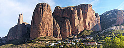 20071029_100342_RiglosPano_ - View of the main cliffs of Riglos. The Fire (left, in the background), the Pison and the Visera (right).
[ Click to go to the page where that image comes from ]
