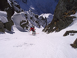 20080210_142508_ArguilleCouloir - Skiing down the top of the Arguille couloir, Belledonne.