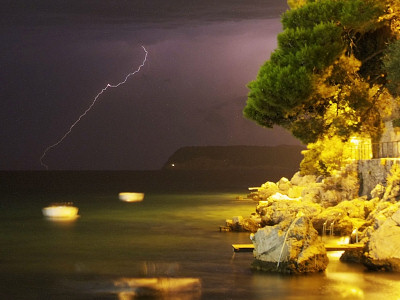 [20070820_235932_SeaLightning.jpg]
Lightning strike direct into the sea before Dubrovnik Harbor, Croatia.