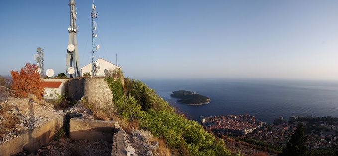 [20070825_183632_SummitAntenaPano_.jpg]
Summit of the Srd hill, with a tall transmission tower, remnants of a military fort and a great view on Dubrovnik and the mediterranean sea.