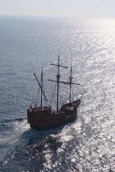 [20070829_164159_Sea.jpg]
'Old' merchant ship passing below the walls of Dubrovnik.