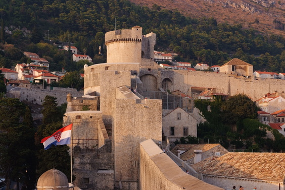 [20070829_184308_DubroWalls.jpg]
Croatian flag flying atop the fortress.