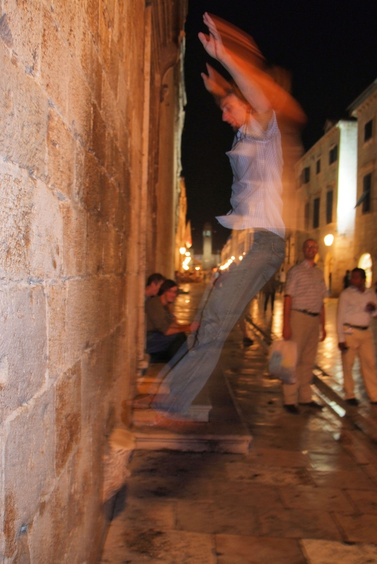 [20070831_201151_StreetWalkBalanceRock.jpg]
Trying the balancing game on the stone sticking out of the old cathedral. Is that an angel taking off ?